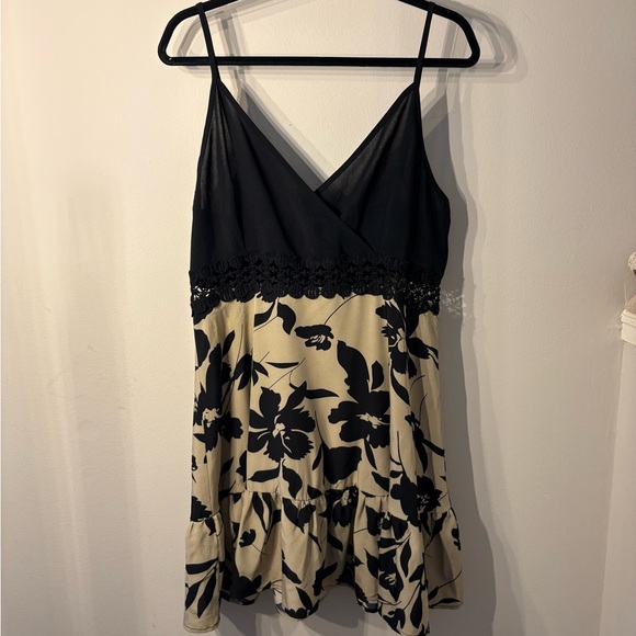 Dresses & Skirts - Black and Cream V-Neck Spaghetti Strap Midi Dress